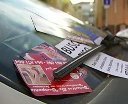 ¿Harto de encontrar publicidad de prostitución en el coche? La Iglesia de Madrid ayuda a denunciarlo