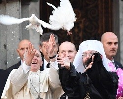 El Papa ofrece su cariño y consuelo a los católicos ucranianos en la basílica romana de Santa Sofía