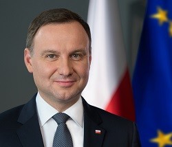 El presidente polaco, orgulloso de firmar la ley que blinda el domingo: «Restablece la normalidad»