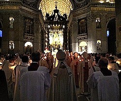 Impresionante procesión de las velas en la basílica de San Pedro.
