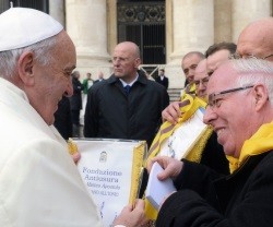 El Papa saluda al delegado de una Fundación antiusura