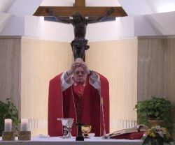 El Papa ha pedido a los pastores enseñar al pueblo a adorar en silencio