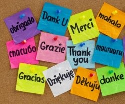 En el tablón de gratitud se cuelgan notas de momentos que agradeces