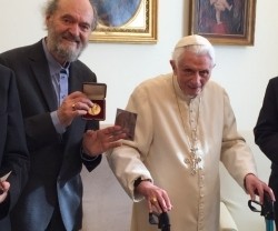 Benedicto XVI, con un andador, en noviembre de 2017, junto al compositor estonio Arvo Part