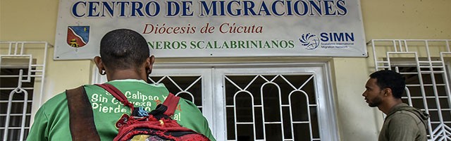 Drama en la frontera de Cúcuta: la Iglesia distribuye 320.000 comidas a los migrantes venezolanos
