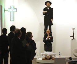 Esta imagen en una exposición en 2010 se burla de judíos, cristianos y musulmanes que rezan - Israel protestó oficialmente