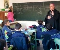 El obispo de Castellón visitando un colegio... pero católico