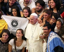 El Papa, a los jóvenes: «La Iglesia confía en vosotros, y vosotros, ¡confiad en la Iglesia!»