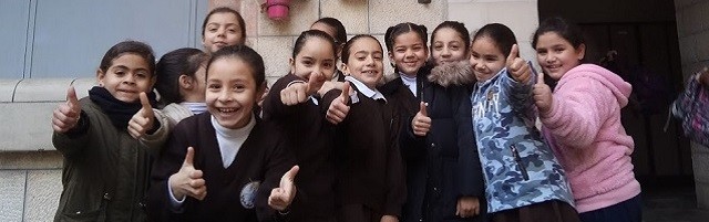Jerusalén, el milagro del Colegio Español: niñas cristianas y musulmanas juntas «con flores a María»