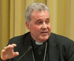 El obispo Iceta defiende que los retos que planteaba la «Humanae Vitae» siguen vigentes todavía hoy