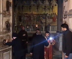 Las autoridades israelíes dan marcha atrás y los líderes cristianos reabren el Santo Sepulcro