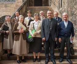 Sergio Gordo, obispo auxiliar de Barcelona, con representantes de las congregaciones de esos mártires