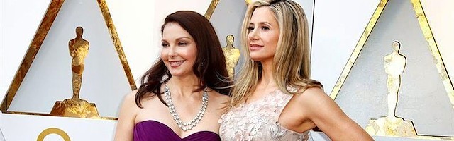 Ashley Judd y Mira Sorvino, a su llegada a la gala de los Oscar: fueron las primeras actrices que denunciaron el daño que Harvey Weinstein había hecho a sus carreras.