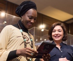 Ebele Okoye, de Nigeria, recibe el premio Harambee 2018, de manos de Guadalupe Arnal, de René Furterer