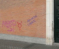 Pintadas en iglesias durante la huelga feminista: «enérgica repulsa» del Arzobispado de Madrid