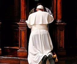 El Papa, confesándose y confesando: una imagen ya tradicional en la Cuaresma.