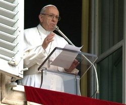 El Papa Francisco dirige el Ángelus cada domingo desde su ventana