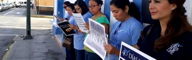 Mujeres rezan en 40 Días por la Vida ante un centro abortista de Mérida, México - hay en 350 ciudades