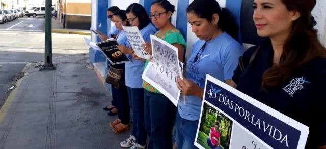 Mujeres rezan en 40 Días por la Vida ante un centro abortista de Mérida, México - hay en 350 ciudades