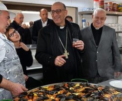 El cardenal Omella y el párroco, González Agapito, pasan revista a la paella del comedor