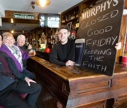 Algunos pubs han informado ya a sus clientes que el Viernes Santo permanecerán cerrados