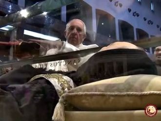 El Papa reza ante la tumba del Padre Pío