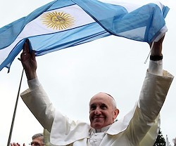 Francisco, con la bandera argentina durante la Jornada Mundial de la Juventud de Río de Janeiro en 2013.