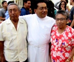 Francisco Mukul con sus padres; cumple 25 años de sacerdote