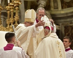 El Papa ordena 3 nuevos arzobispos y les recuerda que no están para los «negocios» ni la «política»