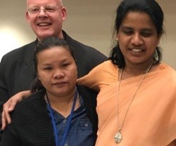 Sor Annie, con sari y colgante, junto a otros activistas contra la trata