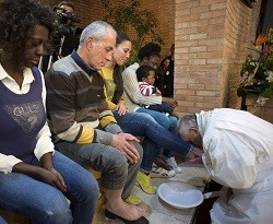 El Papa Francisco visitará de nuevo una cárcel romana el Jueves Santo y lavará los pies a 12 presos