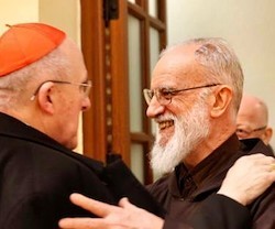 El cardenal Carlos Osoro, arzobispo de Madrid, saluda al padre Raniero Cantalamessa este martes en Madrid. Foto: Vida Nueva.