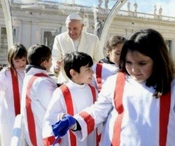 Unos niños acompañaron al Papa desde el Papamóvil hasta el inicio de su catequesis