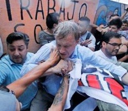 El exdiputado chileno tuvo que ser protegido hasta la llegada de la Policía