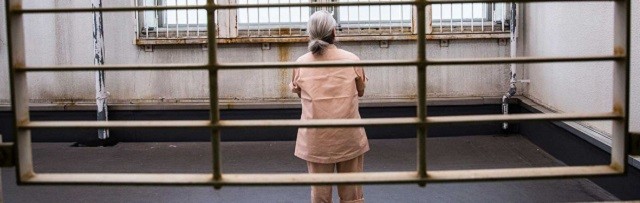 Cárceles repletas de ancianos que delinquen para buscar compañía: así huyen en Japón de la soledad