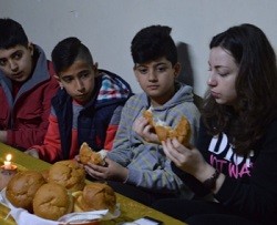 La joven catequista siria Sanna Mussa enseña a los niños la Última Cena