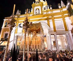 La salida de la Macarena, la pasada noche, en el inició del momento cumbre de la Semana Santa sevillana.