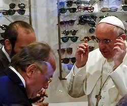 Francisco, durante una de sus sorprendentes salidas a la ciudad de Roma para graduarse y comprarse gafas.