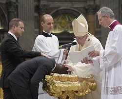 Francisco bautiza a ocho adultos durante la Vigilia Pascual, uno de ellos un héroe ciudadano