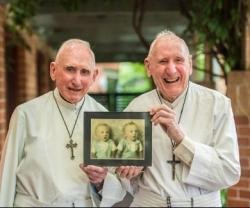 Patrick y John O Neil son gemelos y ambos sacerdotes desde hace 60 años