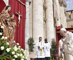 Papa Francisco durante la oración del Regina Coeli en el domingo de la Divina Misericordia 2018