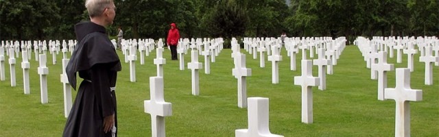 Un franciscano reza en un cementerio de la Guerra Mundial - las ideologías modernas son las que han causado más muertes por guerra