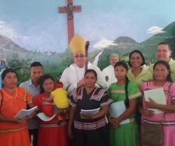El cardenal Lacunza con comunidades indígenas de Panamá