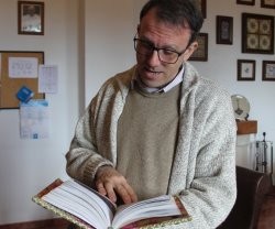 Ignacio Husillos es fraile carmelita, bibliógrafo, escritor incansable, investigador...