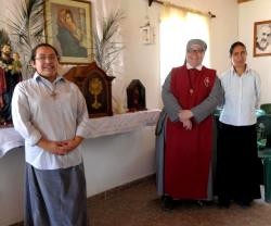 La Madre Claudia, de rojo, acompañada de las hermanas Francisca y Natalia, tres chilenas en Tucumán, Argentina