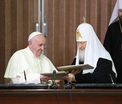 Francisco y el patriarca Kiril de Moscú hablan por teléfono para frenar la violencia en Siria