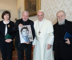 Ascensión Romero, Kiko Argüello, el padre Mario Pezzi y un retrato de Carmen Hernández, con el Papa