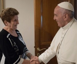 La doctora Mariella Enoc, del Bambino Gesú, con el Papa