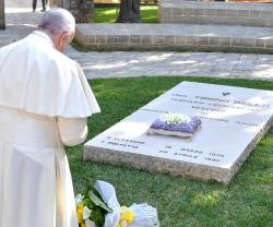 El Papa reza ante la tumba del Siervo de Dios Tonino Bello, obispo de Malfetta
