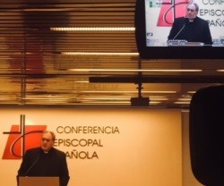 Gil Tamayo ante la prensa en la sede de Conferencia Episcopal